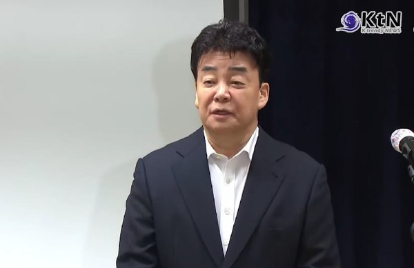  백종원 “오너 리스크 맞다”…주총서 직접 고개 숙였다 빽햄’ 논란부터 더본코리아 대표 주가 반토막까지…백종원, 첫 주총서 주주 앞 사과 “기다려줄게, 그 말에 울컥” 사진=2025 03.28  jtbc영상 갈무리   K trendy NEWS DB ⓒ케이 트렌디뉴스 무단전재 및 수집, 재배포금지