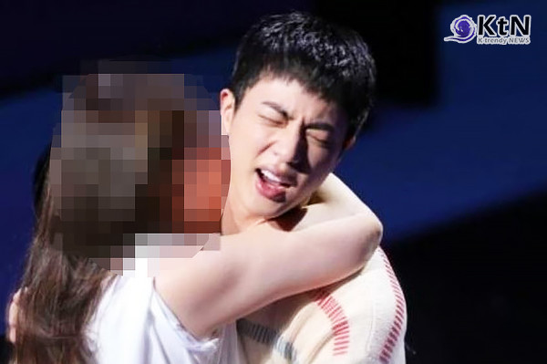 “BTS 진 목에 입술이 닿았다”…수사 중지된 일본 여성, 대체 어떤 일이 있었나?  사진=2025 03.31 X(구 트위터) 갈무리  K trendy NEWS DB ⓒ케이 트렌디뉴스 무단전재 및 수집, 재배포금지