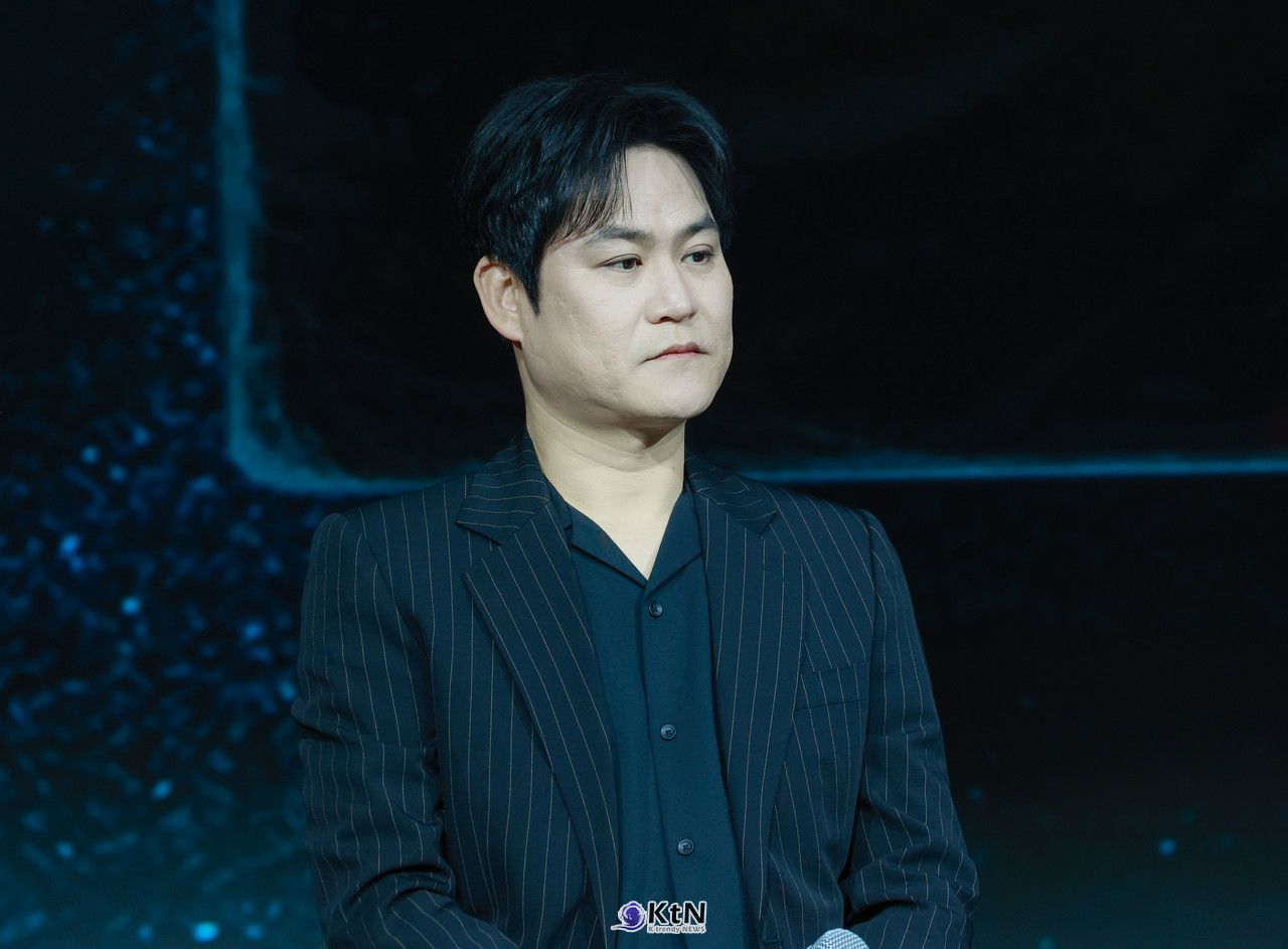 '장르물 그 자체 믿보배' 김성균, '악연' 스릴러에 찰떡 존재감 / 사진=2025 03.31 (배우 김성균이 넷플릭스 시리즈 악연의 제작발표회에 참석했다)   K trendy NEWS DB ⓒ케이 트렌디뉴스 무단전재 및 수집, 재배포금지