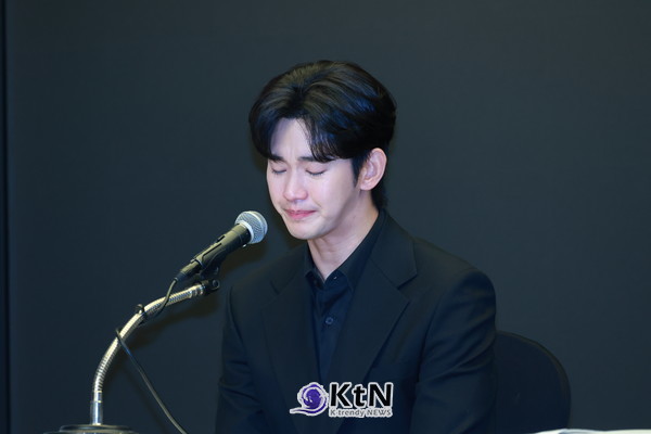 김수현, 오열의 기자회견 “모든 의혹 거짓…유족 고소 및 120억 손배 청구” [종합] 사진=2025 03.31   K trendy NEWS DB ⓒ케이 트렌디뉴스 무단전재 및 수집, 재배포금지