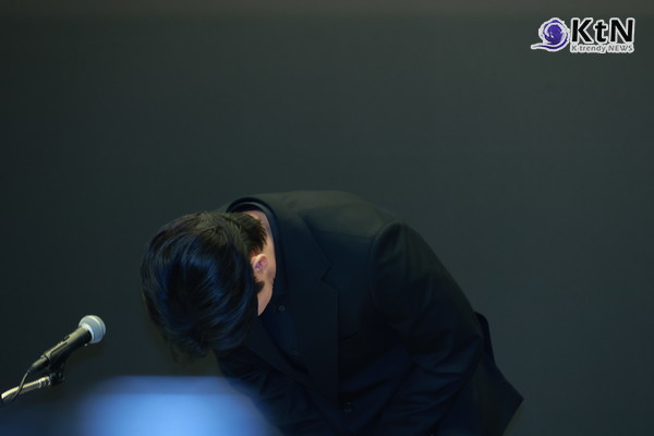 김수현, 오열의 기자회견 “모든 의혹 거짓…유족 고소 및 120억 손배 청구” [종합] 사진=2025 03.31   고개숙인 김수현 K trendy NEWS DB ⓒ케이 트렌디뉴스 무단전재 및 수집, 재배포금지