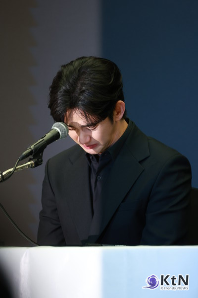 김수현, 오열의 기자회견 “모든 의혹 거짓…유족 고소 및 120억 손배 청구” [종합] 사진=2025 03.31   고개숙인 김수현 K trendy NEWS DB ⓒ케이 트렌디뉴스 무단전재 및 수집, 재배포금지