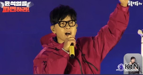 윤 대통령 탄핵심판 선고에 이승환, “다시는 집회 나가고 싶지 않아요”…파란 패딩 속 진심  사진=2025 04.01 촟불 행동 TV 갈무리   K trendy NEWS DB ⓒ케이 트렌디뉴스 무단전재 및 수집, 재배포금지