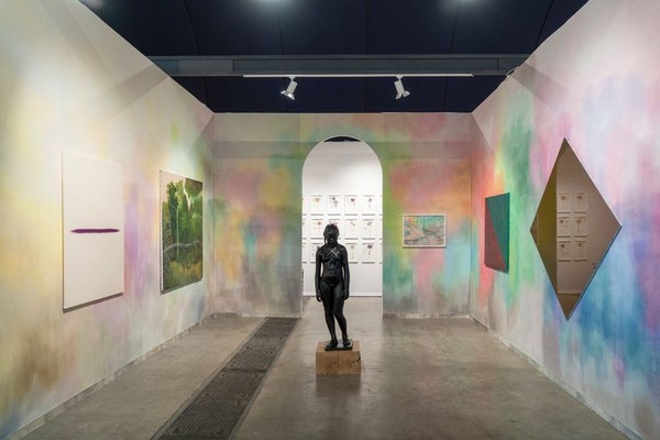 2024년 4월, 세계 미술 애호가들의 이목이 프랑스 파리에 집중된다. "아트 파리(Art Paris)" 미술 박람회가 그랑 팔레 에페메르에서 4월 4일부터 7일까지 화려하게 개최될 예정이다.  /사진=Galerie Pauline Pavec, ART PARIS 2024 / K trendy NEWS DB ⓒ케이트렌디뉴스 무단전재 및 수집, 재배포금지