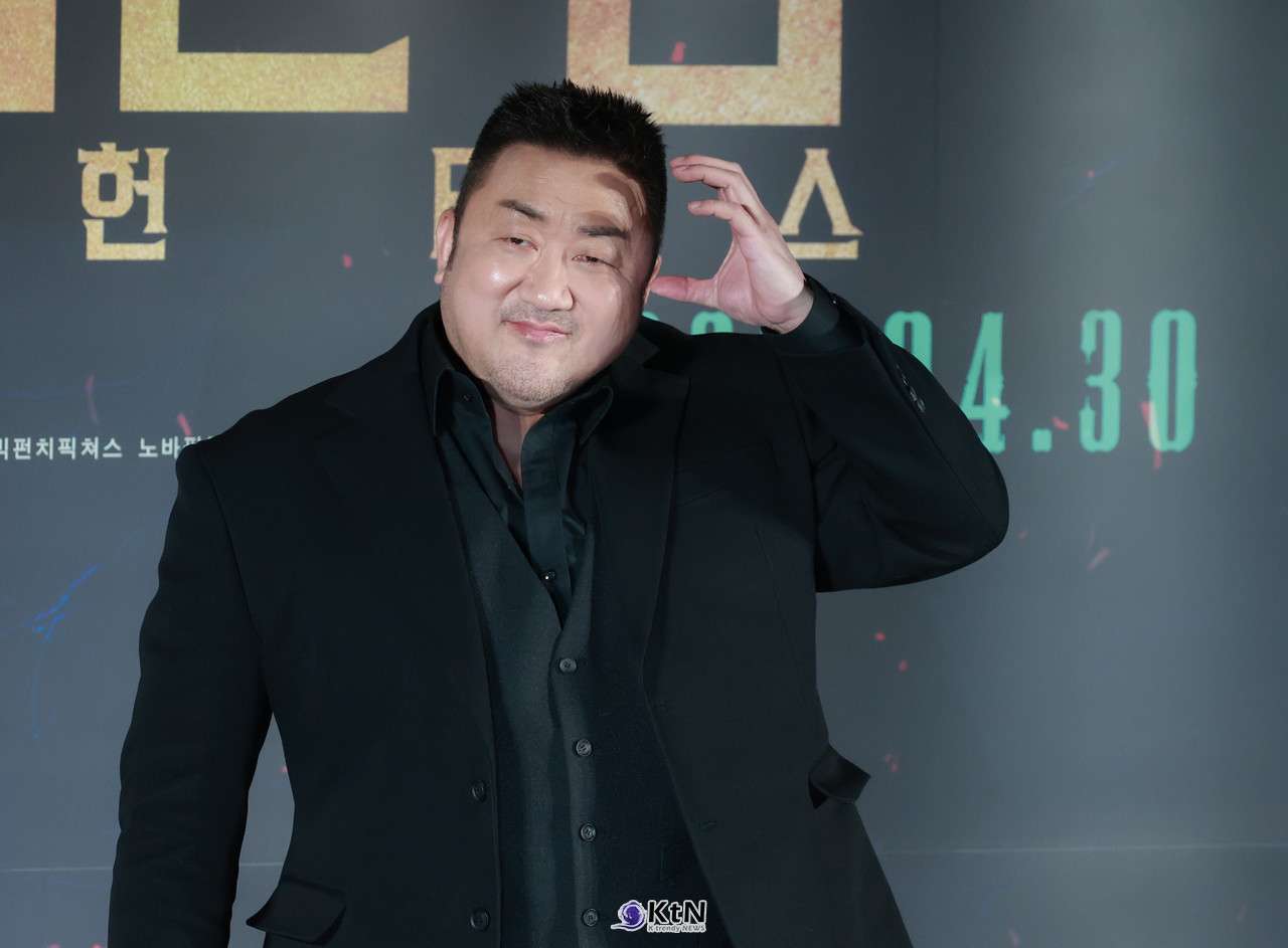 [KtN 포토] 액션은 '오컬트'라더니 마동석, 하트도 골하트?!...러블리 마블리!! . / 사진=2025 04.02 마동석이 영화 '거룩한 밤: 데몬 헌터스' 제작보고회 현장에 참석해 포토타임에 포즈를 취하고 있다   K trendy NEWS DB ⓒ케이 트렌디뉴스 무단전재 및 수집, 재배포금지