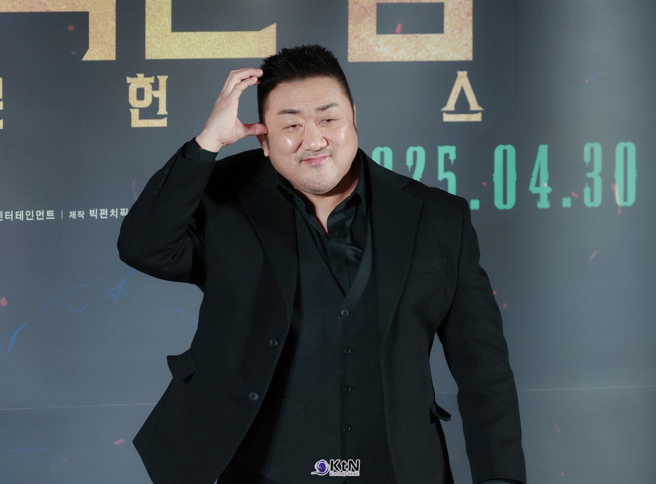 [KtN 포토] 액션은 '오컬트'라더니 마동석, 하트도 골하트?!...러블리 마블리!! . / 사진=2025 04.02 마동석이 영화 '거룩한 밤: 데몬 헌터스' 제작보고회 현장에 참석해 포토타임에 포즈를 취하고 있다   K trendy NEWS DB ⓒ케이 트렌디뉴스 무단전재 및 수집, 재배포금지