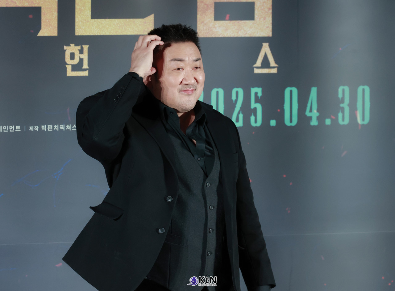 [KtN 포토] 액션은 '오컬트'라더니 마동석, 하트도 골하트?!...러블리 마블리!! . / 사진=2025 04.02 마동석이 영화 '거룩한 밤: 데몬 헌터스' 제작보고회 현장에 참석해 포토타임에 포즈를 취하고 있다   K trendy NEWS DB ⓒ케이 트렌디뉴스 무단전재 및 수집, 재배포금지