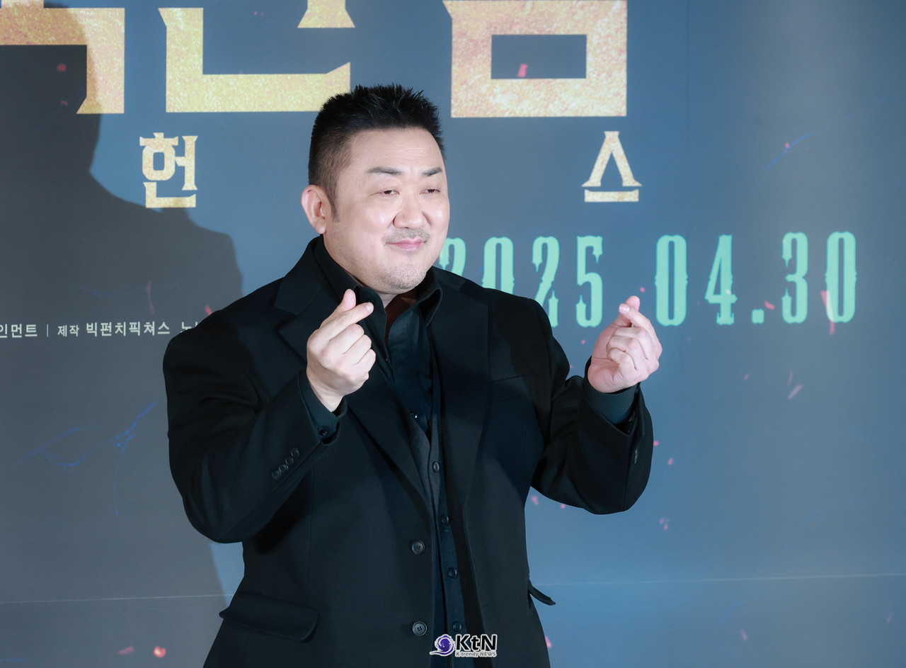 범죄도시’ 넘는 세계관? 마동석, 오컬트 장르까지 섭렵 ('거룩한 밤 제작보고회)  사진=2025 04.02 마동석이 영화 '거룩한 밤: 데몬 헌터스' 제작보고회 현장에 참석해 포토타임에 포즈를 취하고 있다.   K trendy NEWS DB ⓒ케이 트렌디뉴스 무단전재 및 수집, 재배포금지
