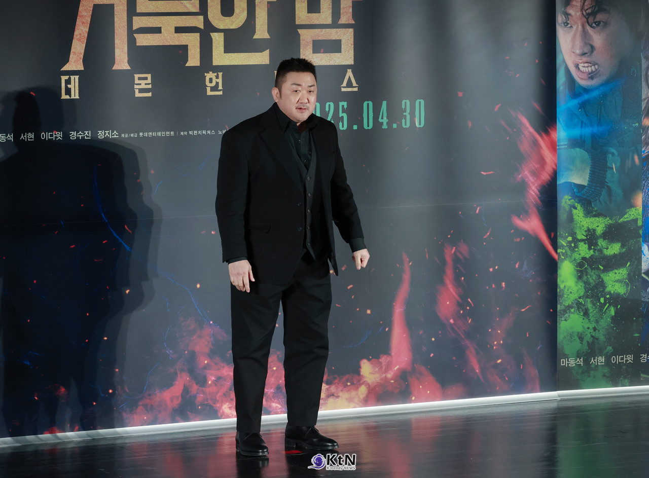 범죄도시’ 넘는 세계관? 마동석, 오컬트 장르까지 섭렵 ('거룩한 밤 제작보고회)  사진=2025 04.02 마동석이 영화 '거룩한 밤: 데몬 헌터스' 제작보고회 현장에 참석해 포토타임에 포즈를 취하고 있다.   K trendy NEWS DB ⓒ케이 트렌디뉴스 무단전재 및 수집, 재배포금지