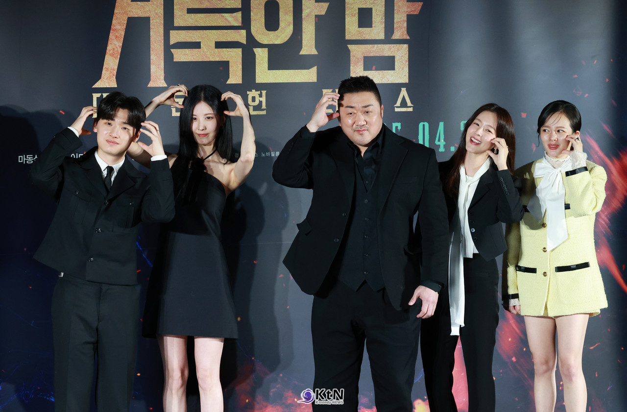 이런 제작보고회는 처음?!...마동석-서현-이다윗-경수진-정지소, '거룩한 밤' 분위기가 '훈훈' / 사진=2025 04.02 영화 '거룩한 밤: 데몬 헌터스' 제작보고회 현장에 배우 마동석, 서현, 이다윗, 경수진, 정지소가 참석해 포토타임에 포즈를 취하고 있다.   K trendy NEWS DB ⓒ케이 트렌디뉴스 무단전재 및 수집, 재배포금지