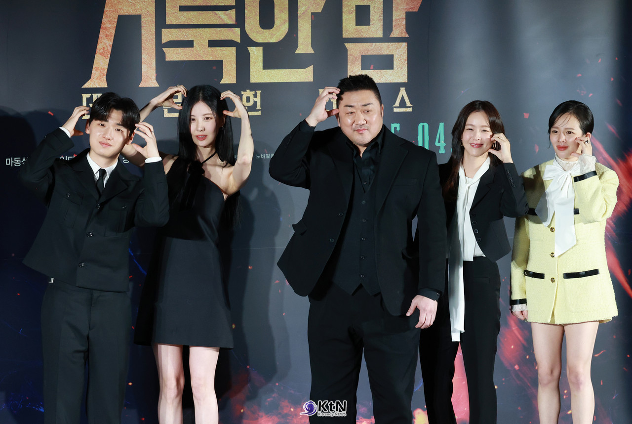 이런 제작보고회는 처음?!...마동석-서현-이다윗-경수진-정지소, '거룩한 밤' 분위기가 '훈훈' / 사진=2025 04.02 영화 '거룩한 밤: 데몬 헌터스' 제작보고회 현장에 배우 마동석, 서현, 이다윗, 경수진, 정지소가 참석해 포토타임에 포즈를 취하고 있다.   K trendy NEWS DB ⓒ케이 트렌디뉴스 무단전재 및 수집, 재배포금지