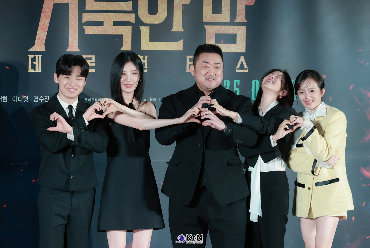 이런 제작보고회는 처음?!...마동석-서현-이다윗-경수진-정지소, '거룩한 밤' 분위기가 '훈훈' / 사진=2025 04.02 영화 '거룩한 밤: 데몬 헌터스' 제작보고회 현장에 배우 마동석, 서현, 이다윗, 경수진, 정지소가 참석해 포토타임에 포즈를 취하고 있다.   K trendy NEWS DB ⓒ케이 트렌디뉴스 무단전재 및 수집, 재배포금지