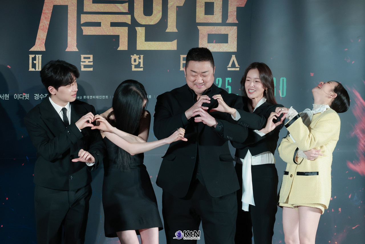 이런 제작보고회는 처음?!...마동석-서현-이다윗-경수진-정지소, '거룩한 밤' 분위기가 '훈훈' / 사진=2025 04.02 영화 '거룩한 밤: 데몬 헌터스' 제작보고회 현장에 배우 마동석, 서현, 이다윗, 경수진, 정지소가 참석해 포토타임에 포즈를 취하고 있다.   K trendy NEWS DB ⓒ케이 트렌디뉴스 무단전재 및 수집, 재배포금지