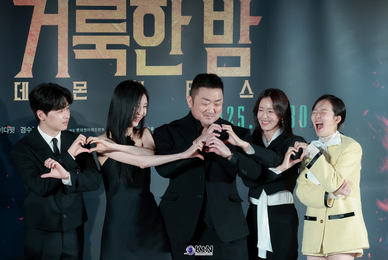 이런 제작보고회는 처음?!...마동석-서현-이다윗-경수진-정지소, '거룩한 밤' 분위기가 '훈훈' / 사진=2025 04.02 영화 '거룩한 밤: 데몬 헌터스' 제작보고회 현장에 배우 마동석, 서현, 이다윗, 경수진, 정지소가 참석해 포토타임에 포즈를 취하고 있다.   K trendy NEWS DB ⓒ케이 트렌디뉴스 무단전재 및 수집, 재배포금지