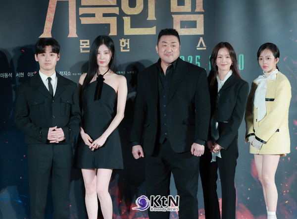 [KtN 포토] 기 빨리는 오컬트 영화 '거룩한 밤' 주역들...마동석-서현-이다윗-경수진-정지소 '파워' / 사진=2025 04.02 영화 '거룩한 밤: 데몬 헌터스' 제작보고회 현장에 배우 마동석, 서현, 이다윗, 경수진, 정지소가 참석해 포토타임에 포즈를 취하고 있다.   K trendy NEWS DB ⓒ케이 트렌디뉴스 무단전재 및 수집, 재배포금지
