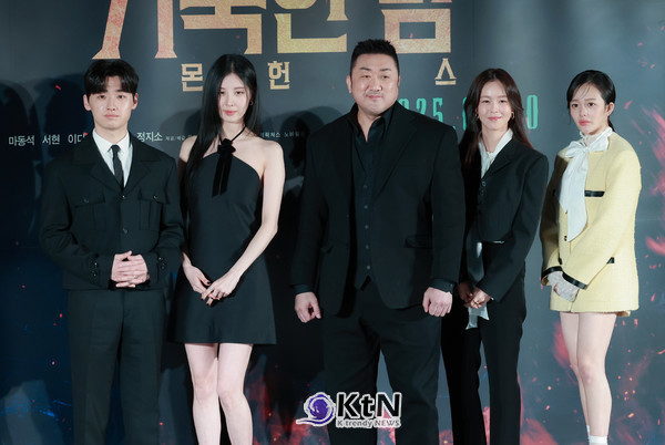 [KtN 포토] 기 빨리는 오컬트 영화 '거룩한 밤' 주역들...마동석-서현-이다윗-경수진-정지소 '파워' / 사진=2025 04.02 영화 '거룩한 밤: 데몬 헌터스' 제작보고회 현장에 배우 마동석, 서현, 이다윗, 경수진, 정지소가 참석해 포토타임에 포즈를 취하고 있다.   K trendy NEWS DB ⓒ케이 트렌디뉴스 무단전재 및 수집, 재배포금지