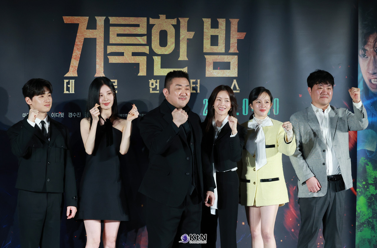 신선한 조합 캐미도 찰떡!...마동석-서현-이다윗-경수진-정지소-임대희 감독 ( '거룩한 밤  제작보고회)  / 사진=2025 04.02 영화 '거룩한 밤: 데몬 헌터스' 제작보고회 현장에 배우 마동석, 서현, 이다윗, 경수진, 정지소, 임대희 감독이 참석해 포토타임에 포즈를 취하고 있다.  K trendy NEWS DB ⓒ케이 트렌디뉴스 무단전재 및 수집, 재배포금지