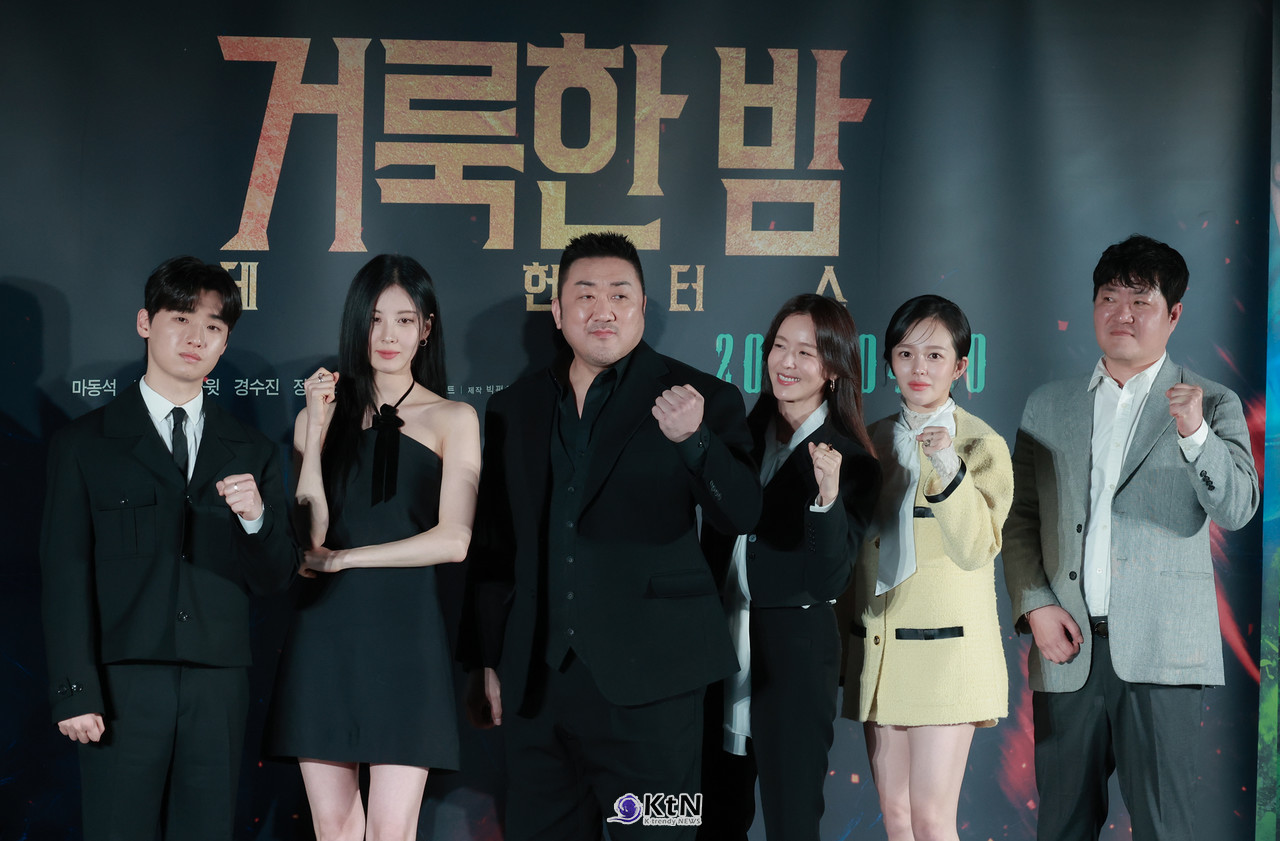 신선한 조합 캐미도 찰떡!...마동석-서현-이다윗-경수진-정지소-임대희 감독 ( '거룩한 밤  제작보고회) ​​​​​​​ / 사진=2025 04.02 영화 '거룩한 밤: 데몬 헌터스' 제작보고회 현장에 배우 마동석, 서현, 이다윗, 경수진, 정지소, 임대희 감독이 참석해 포토타임에 포즈를 취하고 있다.  K trendy NEWS DB ⓒ케이 트렌디뉴스 무단전재 및 수집, 재배포금지