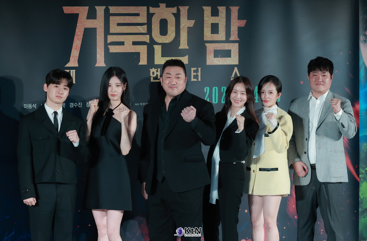 신선한 조합 캐미도 찰떡!...마동석-서현-이다윗-경수진-정지소-임대희 감독 ( '거룩한 밤  제작보고회) ​​​​​​​ / 사진=2025 04.02 영화 '거룩한 밤: 데몬 헌터스' 제작보고회 현장에 배우 마동석, 서현, 이다윗, 경수진, 정지소, 임대희 감독이 참석해 포토타임에 포즈를 취하고 있다.  K trendy NEWS DB ⓒ케이 트렌디뉴스 무단전재 및 수집, 재배포금지