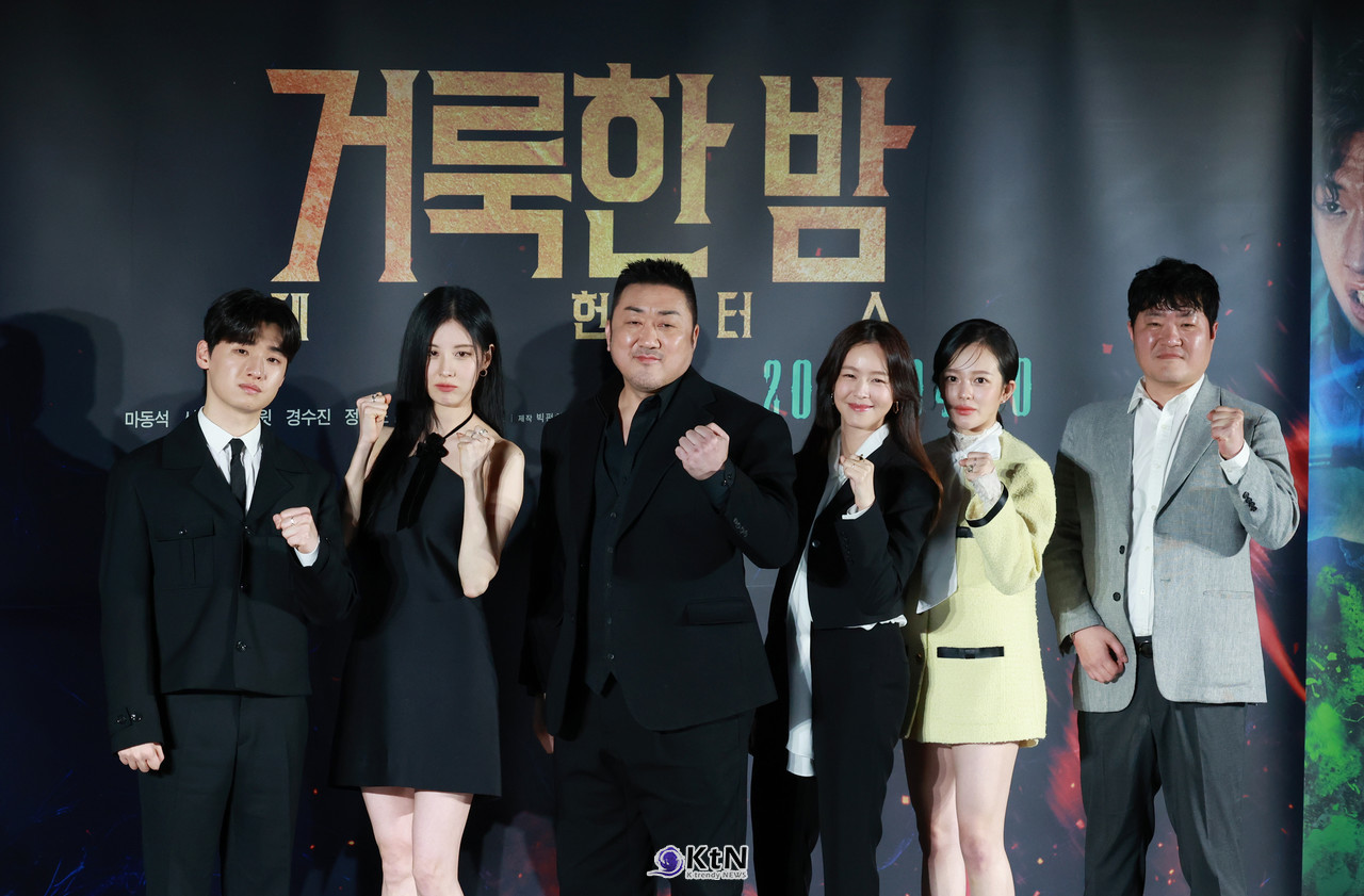 신선한 조합 캐미도 찰떡!...마동석-서현-이다윗-경수진-정지소-임대희 감독 ( '거룩한 밤  제작보고회) ​​​​​​​ / 사진=2025 04.02 영화 '거룩한 밤: 데몬 헌터스' 제작보고회 현장에 배우 마동석, 서현, 이다윗, 경수진, 정지소, 임대희 감독이 참석해 포토타임에 포즈를 취하고 있다.  K trendy NEWS DB ⓒ케이 트렌디뉴스 무단전재 및 수집, 재배포금지