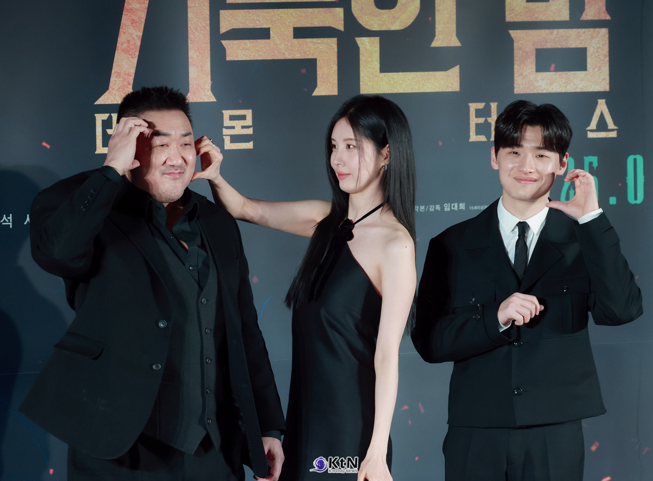  서현 “마동석 모든 모습 사랑해… 지금도 눈이 하트 뿅뿅 [거룩한 밤 제작보고회]   / 사진=2025 04.02  영화 '거룩한 밤: 데몬 헌터스' 제작보고회 현장에 배우 마동석, 서현, 이다윗이 참석해 포토타임에 포즈를 취하고 있다. K trendy NEWS DB ⓒ케이 트렌디뉴스 무단전재 및 수집, 재배포금지