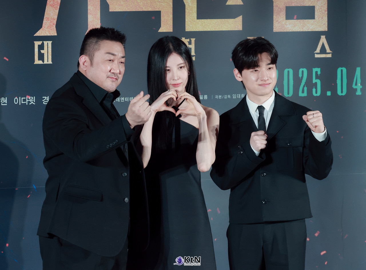  서현 “마동석 모든 모습 사랑해… 지금도 눈이 하트 뿅뿅 [거룩한 밤 제작보고회]   / 사진=2025 04.02  영화 '거룩한 밤: 데몬 헌터스' 제작보고회 현장에 배우 마동석, 서현, 이다윗이 참석해 포토타임에 포즈를 취하고 있다. K trendy NEWS DB ⓒ케이 트렌디뉴스 무단전재 및 수집, 재배포금지