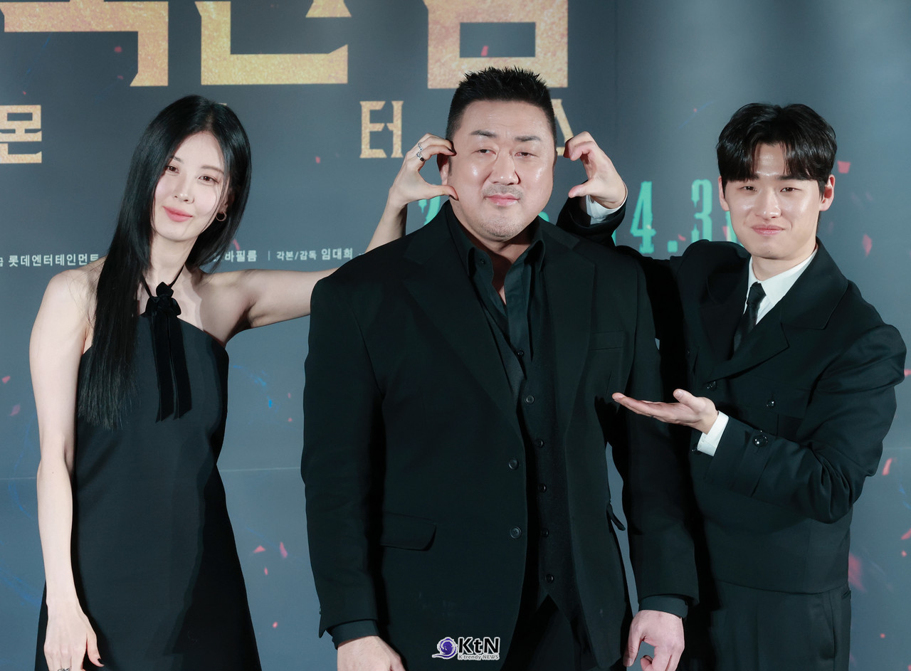 영화 '거룩한 밤: 데몬 헌터스' 제작보고회 현장에 배우 마동석, 서현, 이다윗이 참석해 포토타임에 포즈를 취하고 있다. / 사진=K trendy NEWS DB ⓒ케이 트렌디뉴스 무단전재 및 수집, 재배포금지