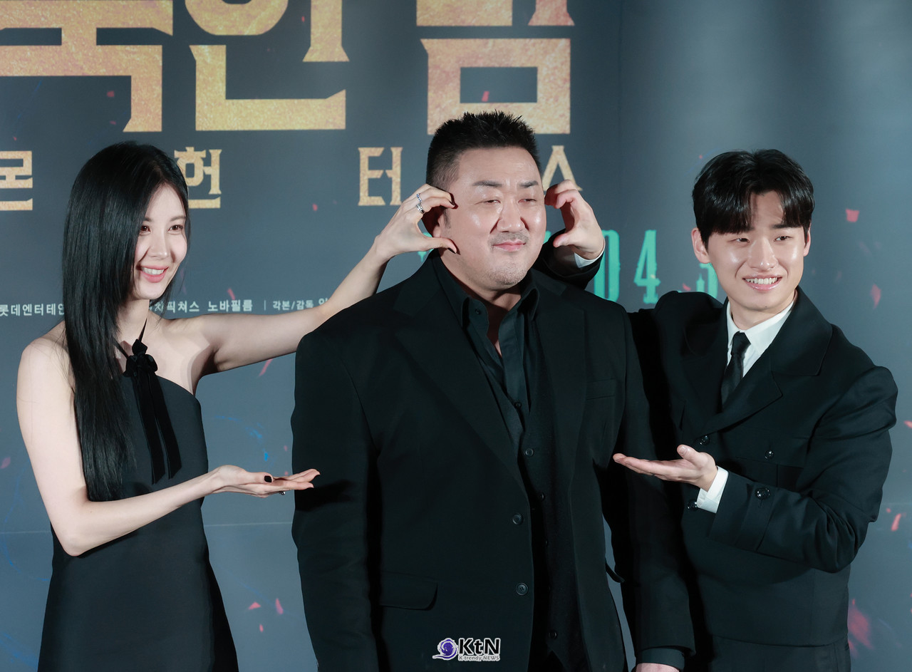 영화 '거룩한 밤: 데몬 헌터스' 제작보고회 현장에 배우 마동석, 서현, 이다윗이 참석해 포토타임에 포즈를 취하고 있다. / 사진=K trendy NEWS DB ⓒ케이 트렌디뉴스 무단전재 및 수집, 재배포금지