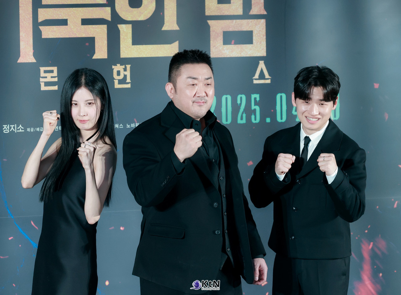 영화 '거룩한 밤: 데몬 헌터스' 제작보고회 현장에 배우 마동석, 서현, 이다윗이 참석해 포토타임에 포즈를 취하고 있다. / 사진=K trendy NEWS DB ⓒ케이 트렌디뉴스 무단전재 및 수집, 재배포금지