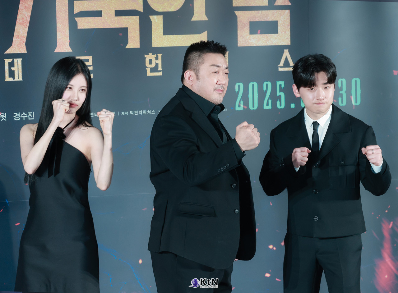 영화 '거룩한 밤: 데몬 헌터스' 제작보고회 현장에 배우 마동석, 서현, 이다윗이 참석해 포토타임에 포즈를 취하고 있다. / 사진=K trendy NEWS DB ⓒ케이 트렌디뉴스 무단전재 및 수집, 재배포금지