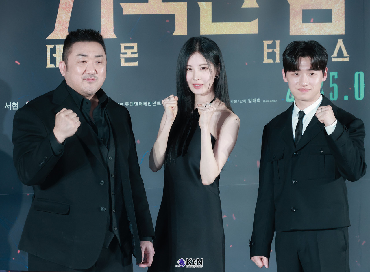 영화 '거룩한 밤: 데몬 헌터스' 제작보고회 현장에 배우 마동석, 서현, 이다윗이 참석해 포토타임에 포즈를 취하고 있다. / 사진=K trendy NEWS DB ⓒ케이 트렌디뉴스 무단전재 및 수집, 재배포금지