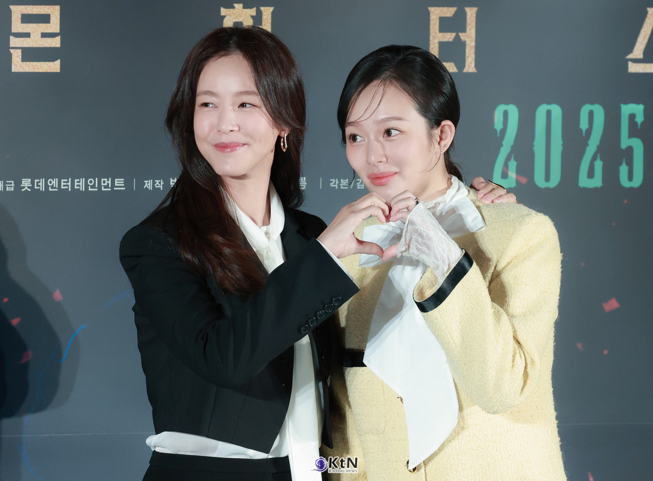 [KtN 포토] 경수진-정지소, 자매 케미도 찰떡! [거룩한 밤 제작보고회] / 사진=2025 04.02 영화 '거룩한 밤: 데몬 헌터스' 제작보고회 현장에 배우 경수진, 정지소가 참석해 포토타임에 포즈를 취하고 있다.   K trendy NEWS DB ⓒ케이 트렌디뉴스 무단전재 및 수집, 재배포금지