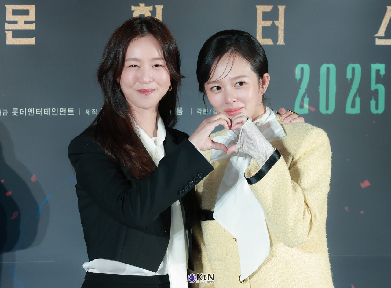[KtN 포토] 경수진-정지소, 자매 케미도 찰떡! [거룩한 밤 제작보고회] / 사진=2025 04.02 영화 '거룩한 밤: 데몬 헌터스' 제작보고회 현장에 배우 경수진, 정지소가 참석해 포토타임에 포즈를 취하고 있다.   K trendy NEWS DB ⓒ케이 트렌디뉴스 무단전재 및 수집, 재배포금지