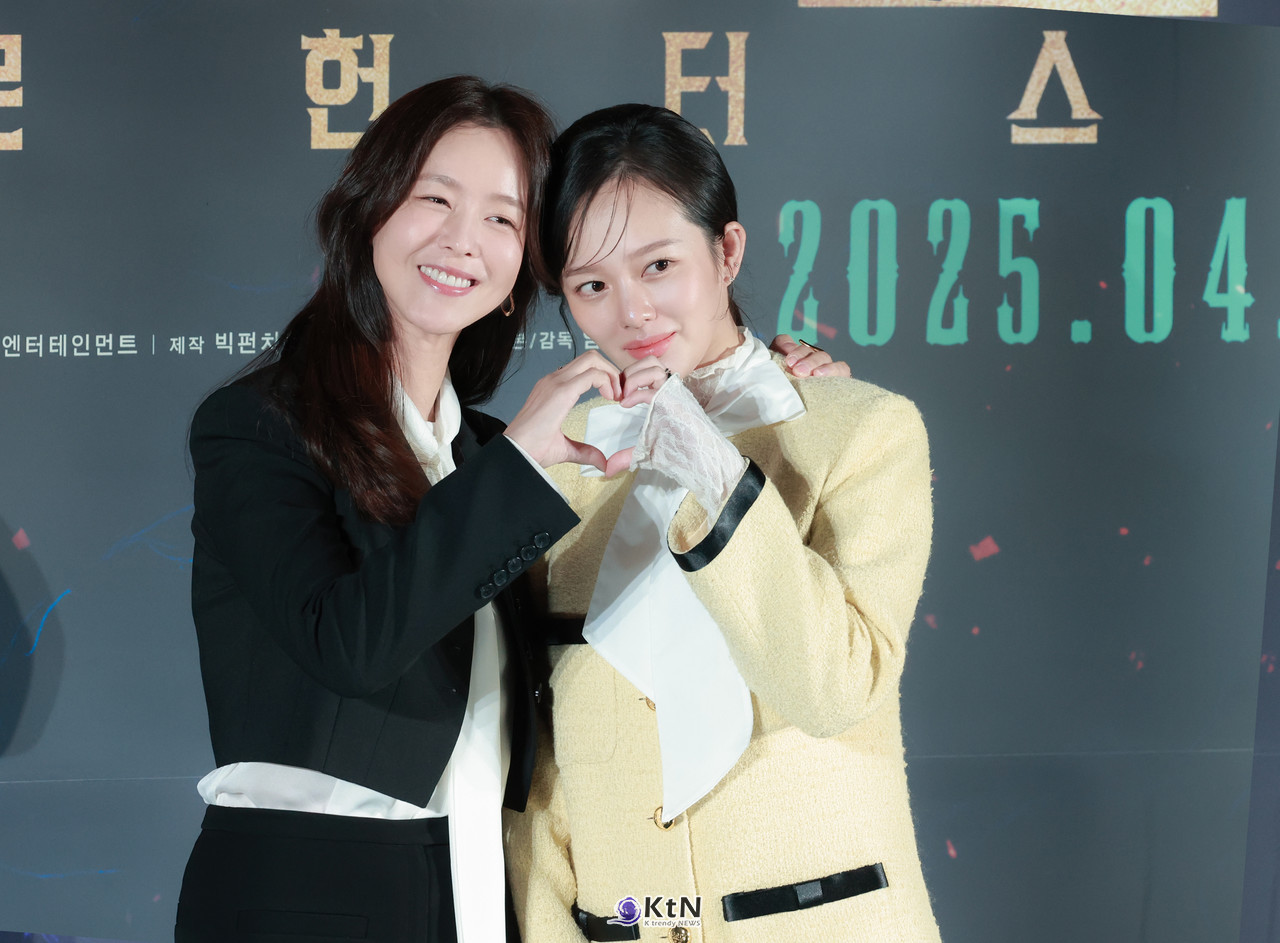 [KtN 포토] 경수진-정지소, 자매 케미도 찰떡! [거룩한 밤 제작보고회] / 사진=2025 04.02 영화 '거룩한 밤: 데몬 헌터스' 제작보고회 현장에 배우 경수진, 정지소가 참석해 포토타임에 포즈를 취하고 있다.   K trendy NEWS DB ⓒ케이 트렌디뉴스 무단전재 및 수집, 재배포금지