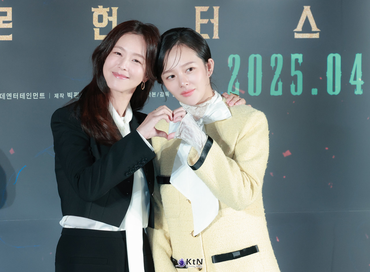 [KtN 포토] 경수진-정지소, 자매 케미도 찰떡! [거룩한 밤 제작보고회] / 사진=2025 04.02 영화 '거룩한 밤: 데몬 헌터스' 제작보고회 현장에 배우 경수진, 정지소가 참석해 포토타임에 포즈를 취하고 있다.   K trendy NEWS DB ⓒ케이 트렌디뉴스 무단전재 및 수집, 재배포금지