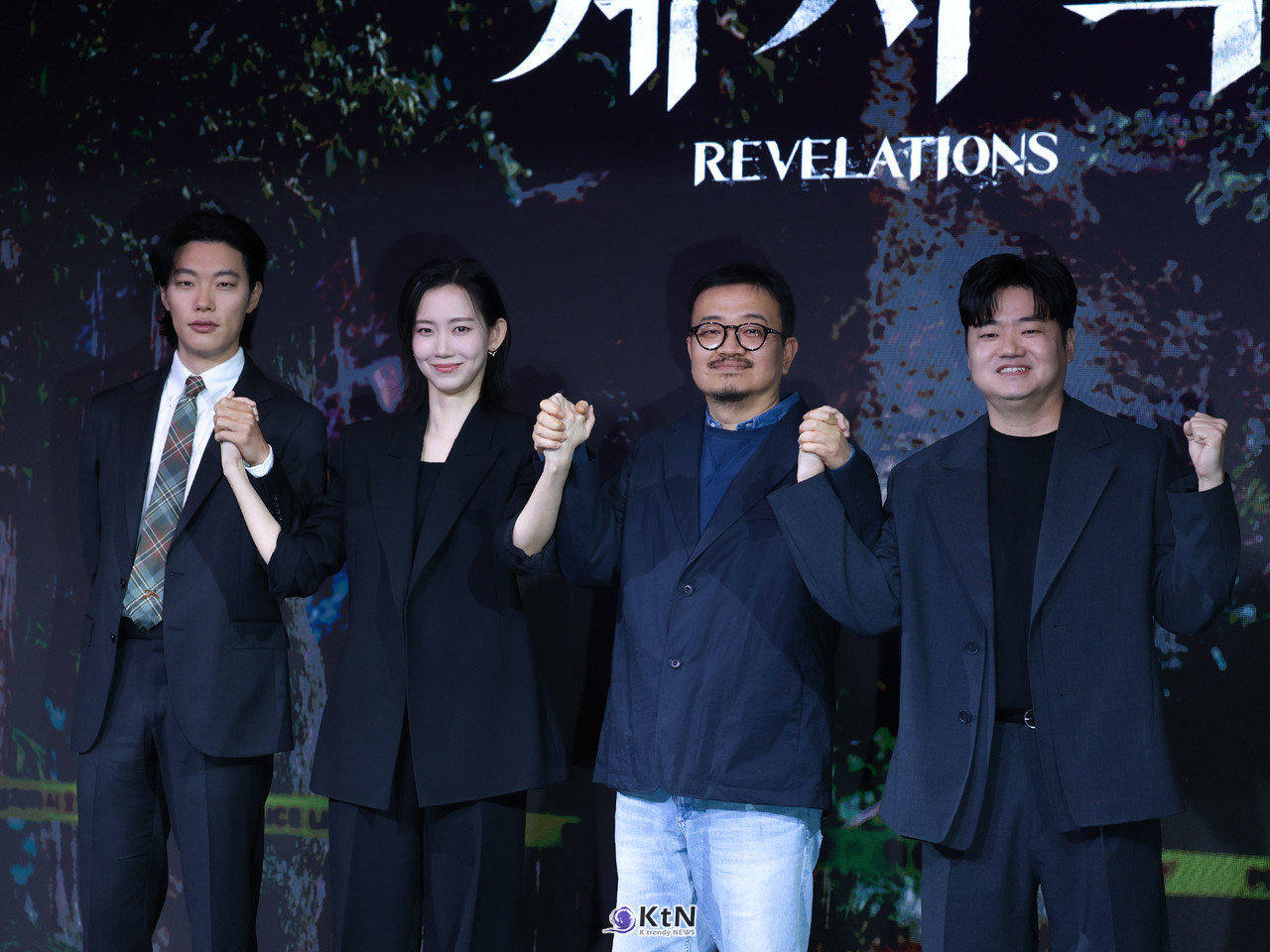  윤 대통령 탄핵심판 D-1... 드라마·예능 줄취소… 방송가 ‘특보 체제’ 돌입 사진=2025 04.03  배우 류준열, 신현빈, 신민재, 연상호 감독이 넷플릭스 영화 '계시록' 제작발표회에 참석해 포즈를 취하고 있다. /  K trendy NEWS DB ⓒ케이 트렌디뉴스 무단전재 및 수집, 재배포금지