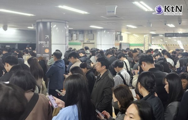 [속보] 안국역 이어 대통령 관저 앞 한강진역도 전면 폐쇄…서울 도심 지하철 '비상 운행체제' 사진=2025 04.04  지하철 교통 시민  K trendy NEWS DB ⓒ케이 트렌디뉴스 무단전재 및 수집, 재배포금지