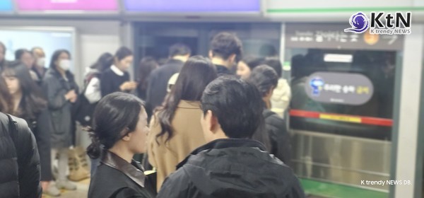 [속보] 안국역 이어 대통령 관저 앞 한강진역도 전면 폐쇄…서울 도심 지하철 '비상 운행체제' 사진=2025 04.04  지하철 교통 시민  K trendy NEWS DB ⓒ케이 트렌디뉴스 무단전재 및 수집, 재배포금지