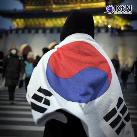 한국 민주주의 후퇴? 스웨덴 연구소의 충격적인 평가, 그 이유는? 사진=2025 03.17  박찬대 TV 사진 갈무리 (기사와는 관계없는 사진(시위하는 시민들 사이에 태극기 모습)) K trendy NEWS DB ⓒ케이 트렌디뉴스 무단전재 및 수집, 재배포금지