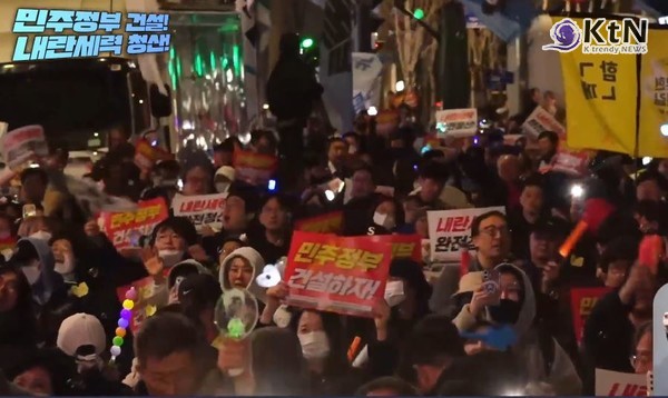 “내란세력 청산, 오늘부터 시작”…윤석열 파면 후 촛불광장에 다시 불 붙은 시민들  사진=2025 04.04 촛불행동tv 유튜브 갈무리   K trendy NEWS DB ⓒ케이 트렌디뉴스 무단전재 및 수집, 재배포금지