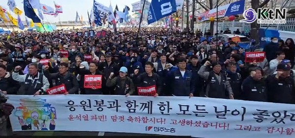 AP·CNN·BBC·로이터 등 “계엄령 후 헌정질서 회복”…외신들 ‘한국 민주주의 시험대’ 조명 ...윤석열 파면, 전 세계 주요 외신 긴급 타전  사진=2025 04.04  유튜브 갈무리  K trendy NEWS DB ⓒ케이 트렌디뉴스 무단전재 및 수집, 재배포금지
