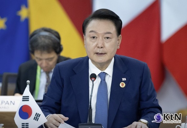 헌‘스타 검사에서 탄핵까지’…AP·CNN 등 외신, 윤석열 몰락 보도 AP·CNN·BBC·로이터 등 “계엄령 후 헌정질서 회복”…외신들 ‘한국 민주주의 시험대’ 조명 ...윤석열 파면, 전 세계 주요 외신 긴급 타전  사진=2025 04.04  대통령실   K trendy NEWS DB ⓒ케이 트렌디뉴스 무단전재 및 수집, 재배포금지