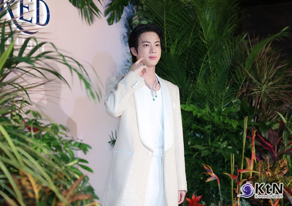 컬렉션. “검은 카디건 입고 조용히…” 방탄소년단 진, 안동 산불 대피소서 배식 봉사 사진=2025 04.04 (BTS 진. 주얼리 메종 프레드(FRED)의 '무슈 프레드 아이디얼 라이트(Monsieur Fred Ideal Light)' ) K trendy NEWS DB ⓒ케이 트렌디뉴스 무단전재 및 수집, 재배포금지