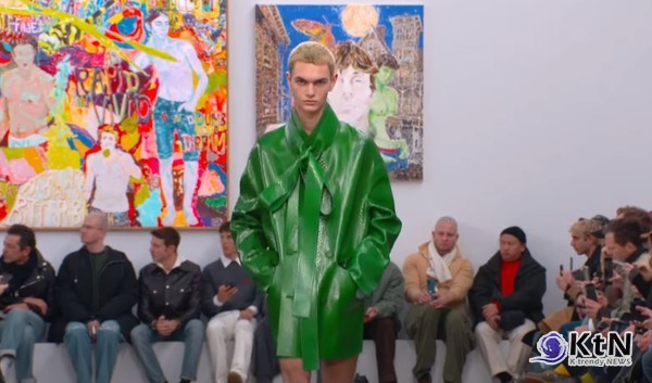 파리 패션 위크에서 로에베의 2024 가을/겨울 남성복 컬렉션의 런웨이가 화제가 되고 있다. /사진=유투브 갈무리, K trendy NEWS DB ⓒ케이 트렌디뉴스 무단전재 및 수집, 재배포금지