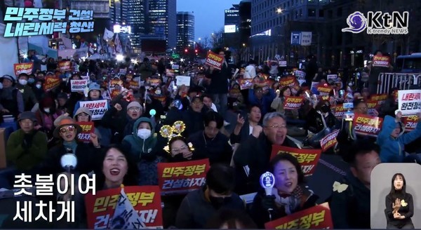 “내란세력 청산, 오늘부터 시작”…윤석열 파면 후 촛불광장에 다시 불 붙은 시민들  사진=2025 04.04 촛불행동tv 유튜브 갈무리   K trendy NEWS DB ⓒ케이 트렌디뉴스 무단전재 및 수집, 재배포금지