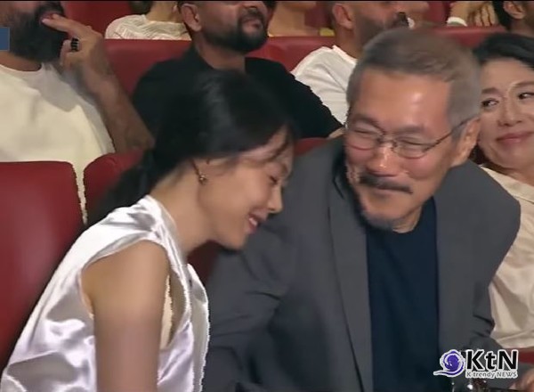 홍상수, 베를린영화제 레드카펫 홀로 참석… '만삭' 김민희는 불참 사진=2025 02.20 연합뉴스 유튜브 영상 갈무리  K trendy NEWS DB ⓒ케이 트렌디뉴스 무단전재 및 수집, 재배포금지