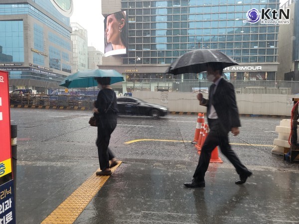 “단비 맞지만 마스크는 챙기세요”...중국발 황사, 전국 강타 기온 '뚝'  사진=2025 04.08  K trendy NEWS DB ⓒ케이 트렌디뉴스 무단전재 및 수집, 재배포금지