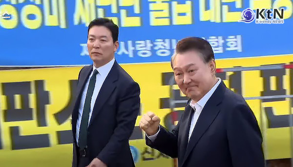 대통령경호처 내부 갈등 '폭발 직전'...“김성훈 차장 사퇴하라” 하루 만에 200명 연판장 서명  사진=2025 04.10   jtbc 영상 갈무리 K trendy NEWS DB ⓒ케이 트렌디뉴스 무단전재 및 수집, 재배포금지