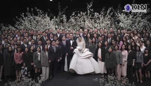  효민, 드디어 신랑 얼굴 공개! "국내 단 2벌 웨딩드레스 결혼식" 비하인드 영상 화제  사진=2025 04.11  효민 인스타그램 갈무리 K trendy NEWS DB ⓒ케이 트렌디뉴스 무단전재 및 수집, 재배포금지