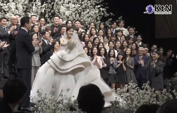  효민, 드디어 신랑 얼굴 공개! "국내 단 2벌 웨딩드레스 결혼식" 비하인드 영상 화제  사진=2025 04.11  효민 인스타그램 갈무리 K trendy NEWS DB ⓒ케이 트렌디뉴스 무단전재 및 수집, 재배포금지